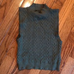 Cropped green sleeveless turtleneck